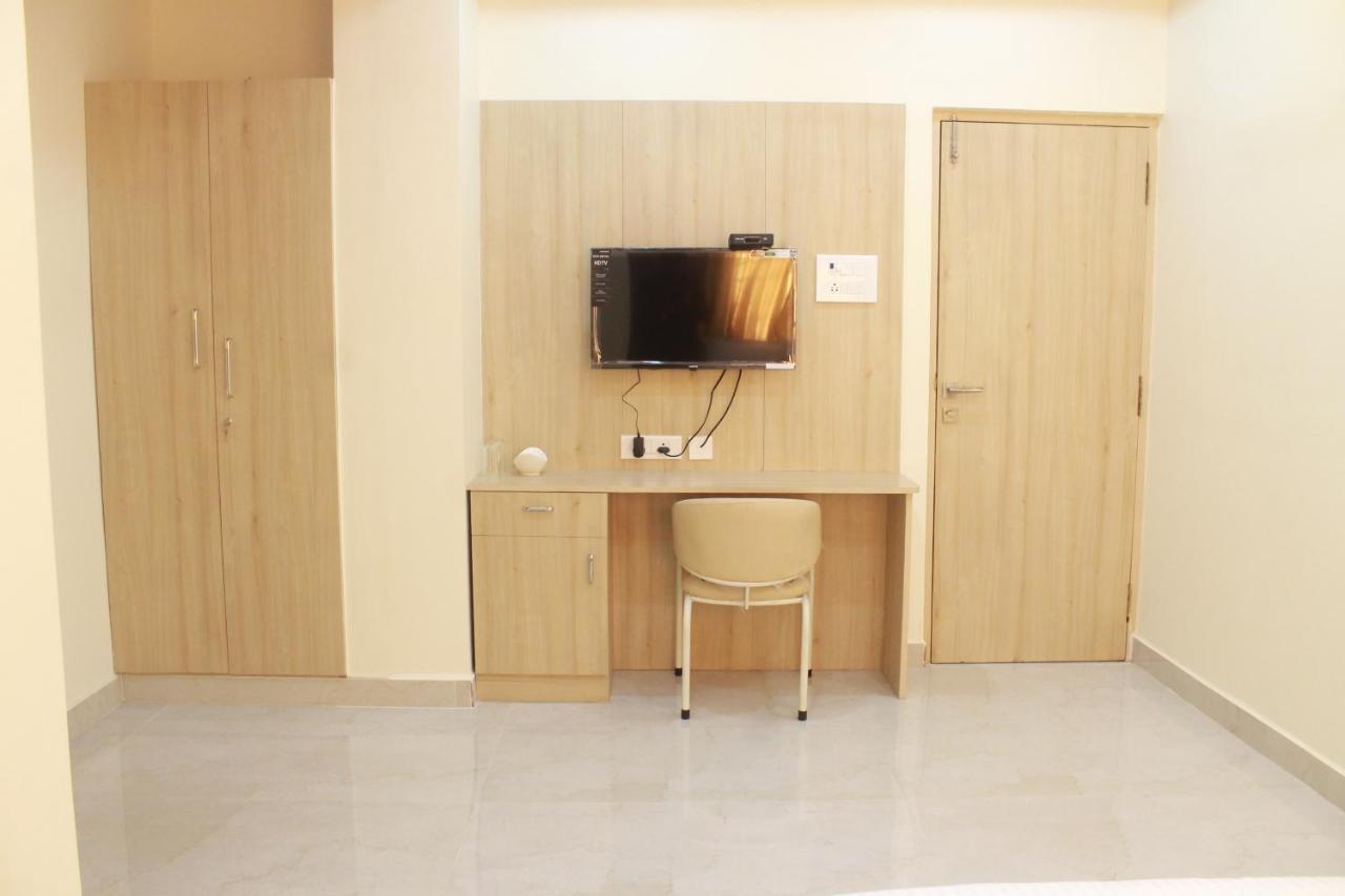 Jfive Residency Hotel Madras Buitenkant foto