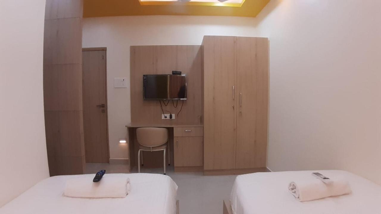 Jfive Residency Hotel Madras Buitenkant foto